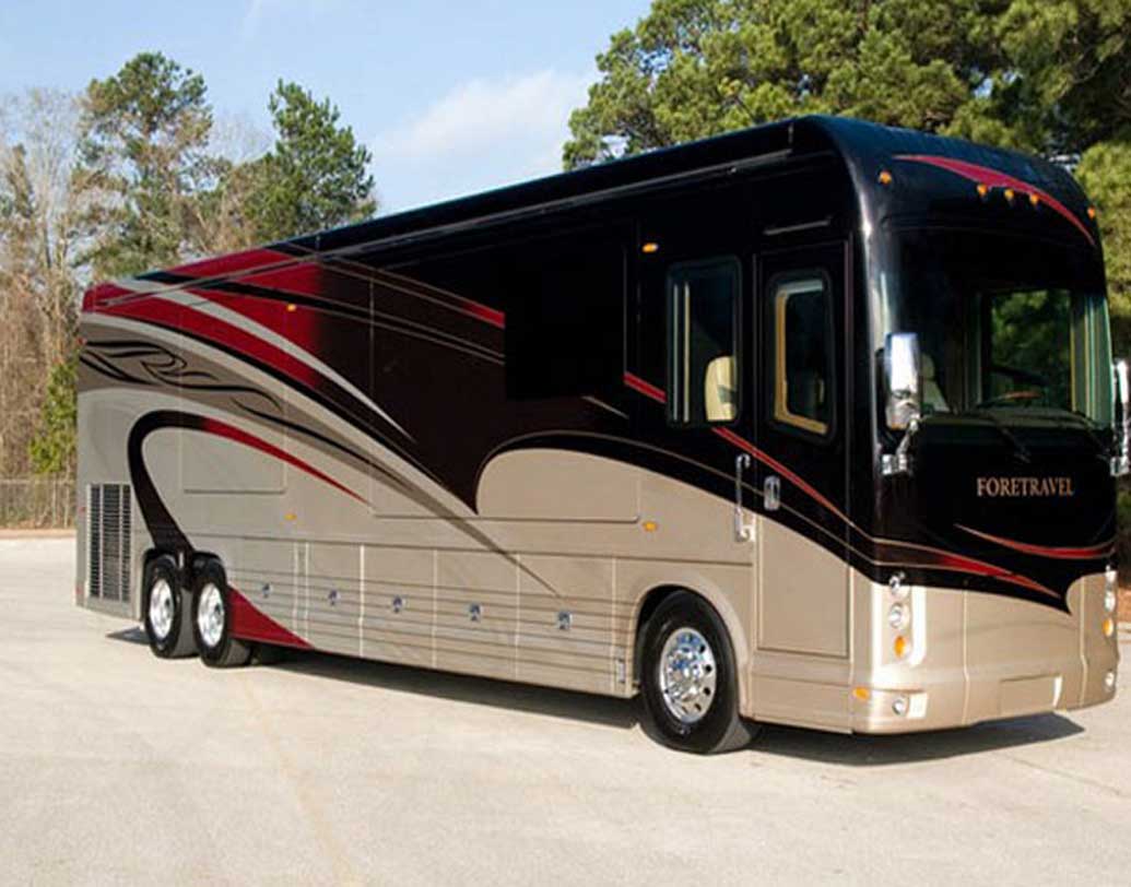 ফোরট্র্যাভেল আইএইচ৪৫ লাক্সারি মোটর কোচ: আনুমানিক মূল্য সাড়ে নয় কোটি টাকা। ২০ হাজার কিলোওয়াটের জেনারেটর রয়েছে বাসটিতে। নকশাদার মেঝে ও আবরণ, দেওয়াল-সহ একটা অভিজাত ব্যাপার। দূষণ নিয়ন্ত্রণেরও ব্যবস্থা রয়েছে। রাস্তাঘাট যেমনই হোক, মসৃণ ভাবে চলে এই বাস।