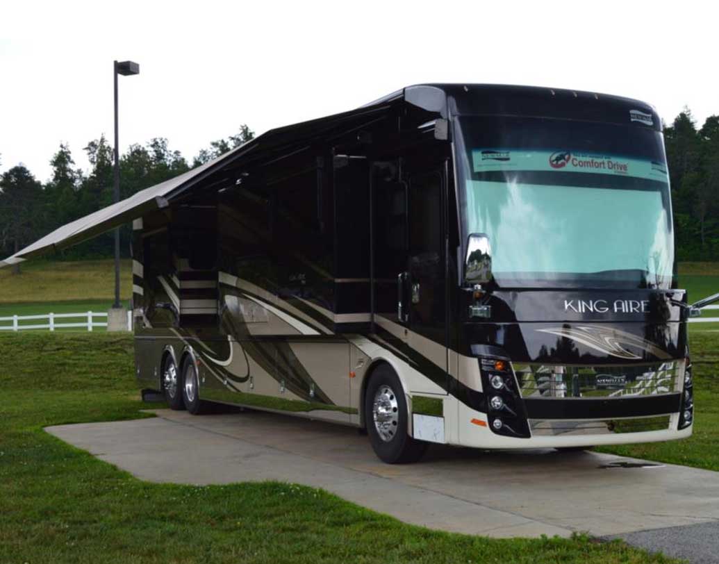 নিউমার কিং আয়ার: বাসটির দাম আনুমানিক পাঁচ কোটি টাকা। নেভিগেশন সিস্টেম থাকায় যে কোনও পরিবেশের সঙ্গে এটি খাপ খাওয়াতে সক্ষম। বিশাল রান্নাঘর, ক্যাবিনেট, ওয়াক ইন বাথরুমও রয়েছে বেডরুমের পাশেই।