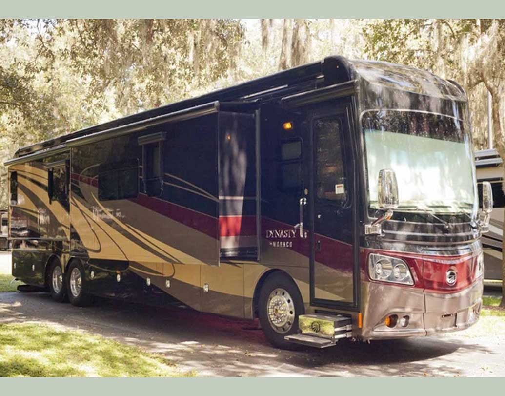 মোনাকো ডায়নাস্টি ৪৫পি: প্রায় সাড়ে চার কোটি টাকা দামের বাসটি ধনকুবের আরবদের অনেকেই কেনেন। বিলাসবহুল ঘর, কিং সাইজ খাট, সিডারউড কাঠের আসবাব, পোর্সেলিন টাইলের মেঝে, কী নেই এতে! আর এলইডি দিয়ে অন্দরসজ্জা থাকবে তা তো বলাই বাহুল্য।