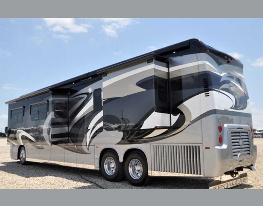 এনতেগ্রা কোচ কর্নারস্টোন: বাসটির দাম আনুমানিক সাড়ে তিন কোটি টাকা। লাক্সারি স্যুট রয়েছে বাসটিতে। মার্কিন মুলুকের রাস্তায় এই বাস দেখা যায়।