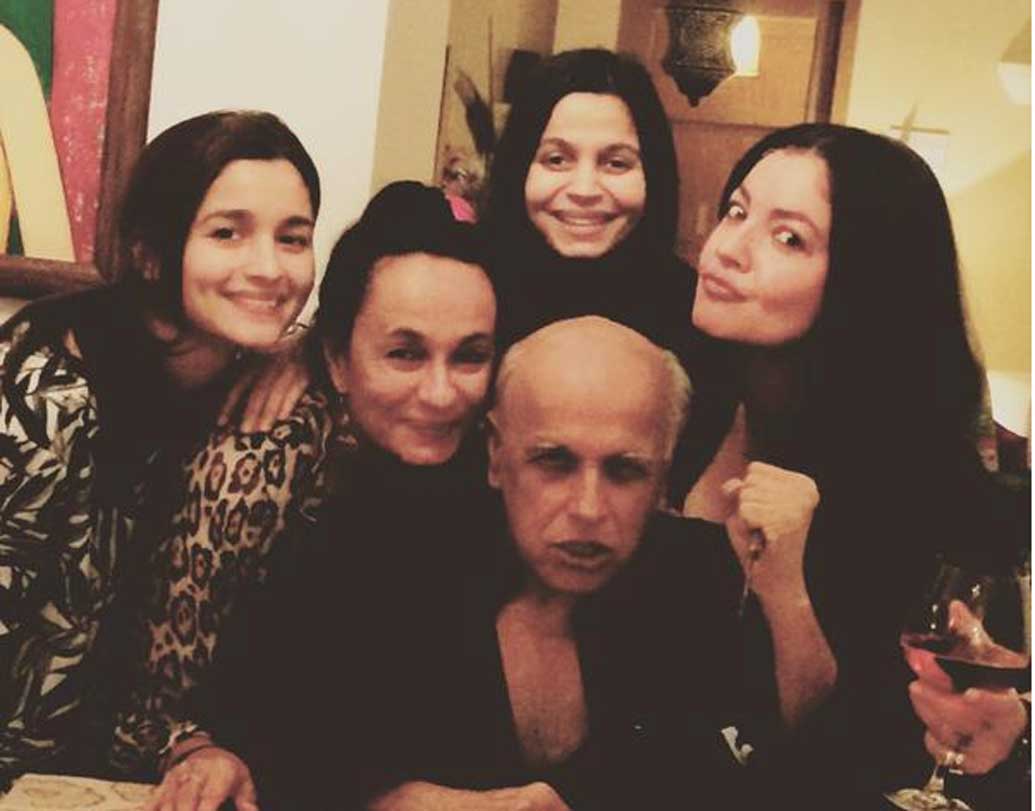 মহেশ ভট্টের মেয়ে পূজা ভট্টের সঙ্গে তাঁর সৎমা সোনি রাজদানের সম্পর্ক অত্যন্ত ভাল। পারিবারিক আনন্দ এক সঙ্গেই ভাগ করে নিতে দেখা গিয়েছে তাঁদের। বোন আলিয়া ও শাহিনের সঙ্গে পূজার সম্পর্ক অত্যন্ত ভাল।