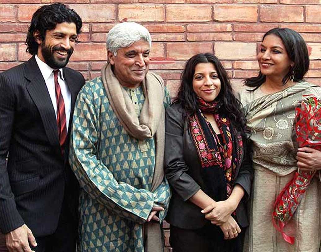 প্রথমে হানি ইরানির সঙ্গে বিয়ে হয়েছিল জাভেদ আখতারের। পরবর্তীতে তিনি বিয়ে করেন শাবানা আজমিকে। শাবানার সঙ্গে জাভেদের প্রথম পক্ষের সন্তান ফারহান ও জোয়া আখতারের সম্পর্ক অত্যন্ত ভাল।