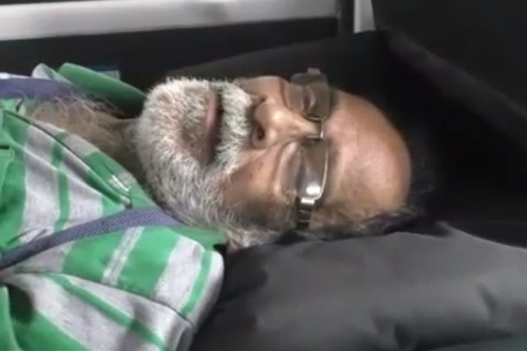 Kolkata Police fed a starved old person and warned his family to take care of him 