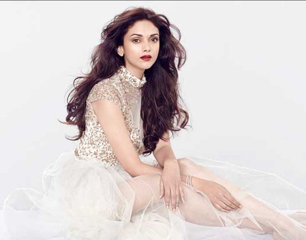 অদিতি রাও হায়দারি: অদিতি কিরণ রাওয়ের তুতো বোন। তিনিও তেলঙ্গানার ওয়ানাপার্থি পরিবারের মেয়ে।