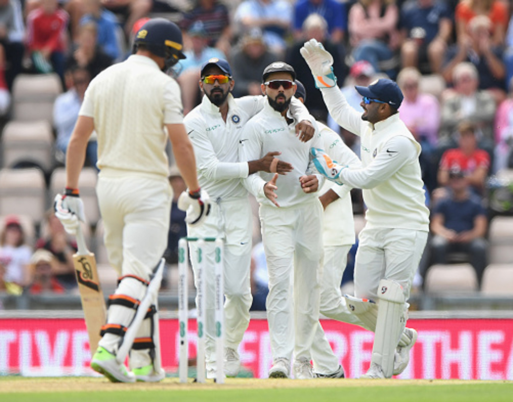 ২০১৪ সাল থেকে ভারতীয় টেস্ট দলে অধিনায়কের দায়িত্ব পালন করে আসছেন বিরাট কোহালি। কিন্তু, কোনও ক্ষেত্রেই পর পর দুই ম্যাচে একই দল নামাননি তিনি। এই প্রথম ইংল্যান্ডের বিরুদ্ধে তৃতীয় এবং চতুর্থ টেস্টে একই দল নামালেন কোহালি।