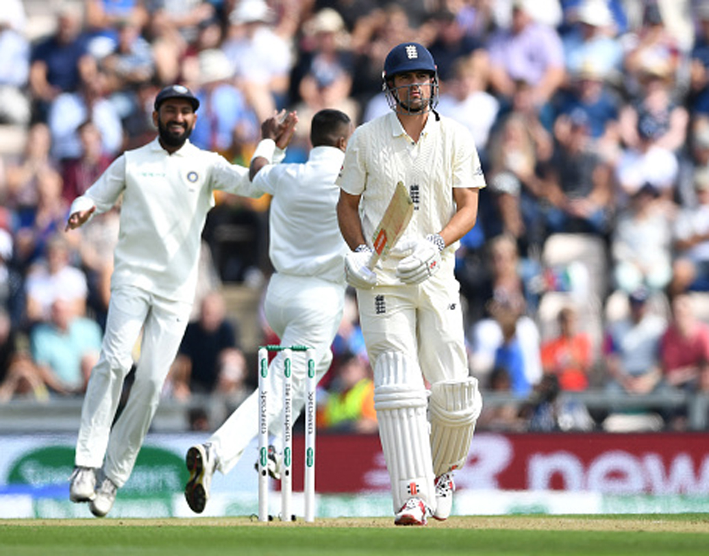 ফের টেস্টে ব্যর্থ হলেন অ্যালেস্টার কুক। বেশ কিছু দিন ফর্মের বাইরে ইংল্যন্ডের এই ওপেনার। ব্যর্থতা ফের এক বার তাঁকে প্রশ্নের মুখে দাঁড় করিয়ে দিল।