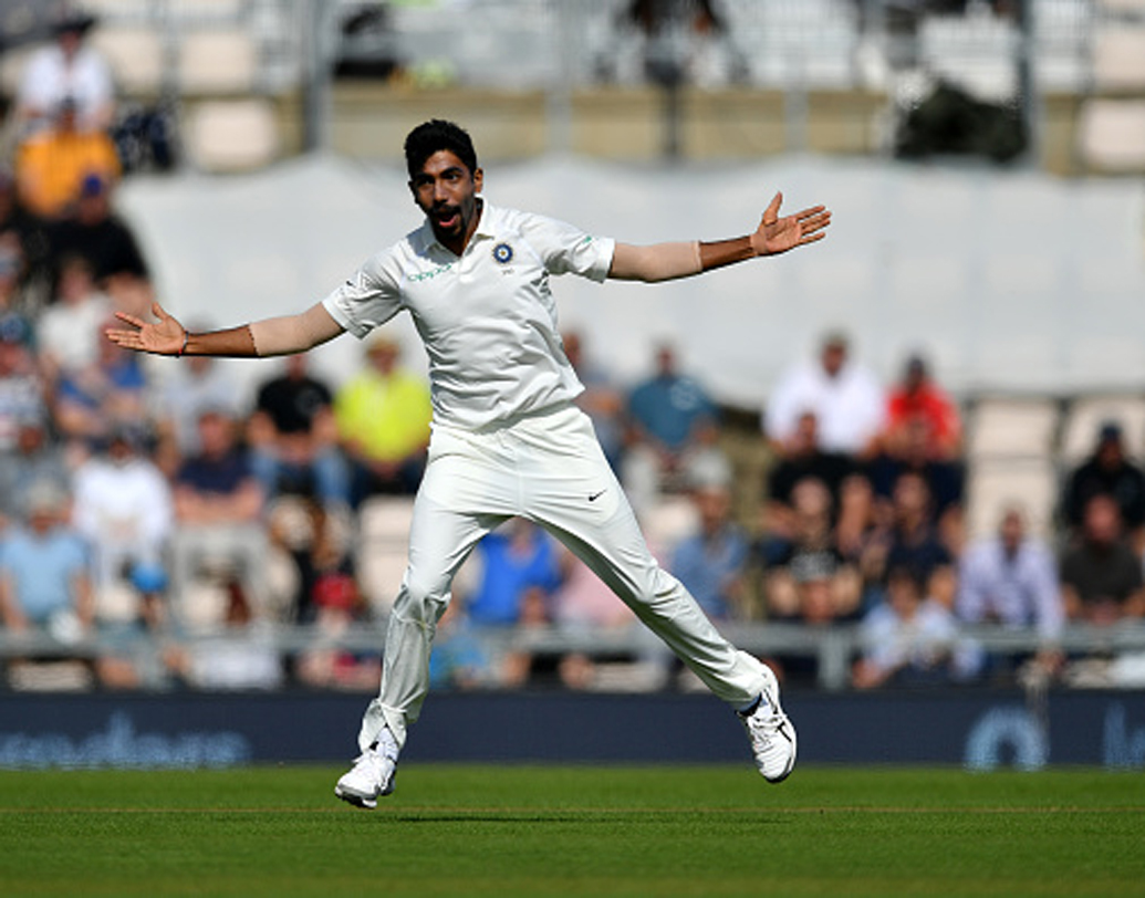 চোটের জন্য প্রথম দুই টেস্ট খেলতে পারেননি যশপ্রীত বুমরা। তৃতীয় টেস্টে দলে ঢুকেই সফল। এ দিন ফের একবার বুঝিয়ে দিলেন ইংল্যান্ডের পরিবেশে তিনি কতটা ভয়ঙ্কর। গুরুত্বপূর্ণ তিনটে উইকেট দখল করেন বুমরা।