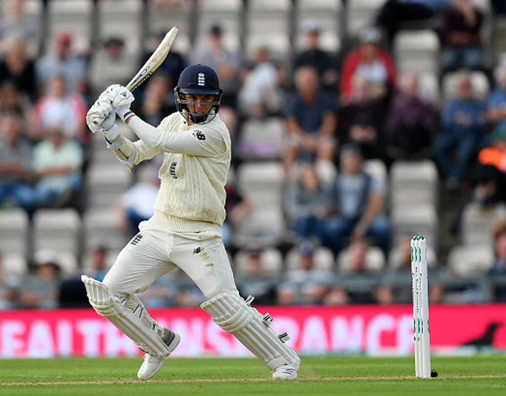 এক সময় মনে হচ্ছিল ইংল্যান্ড একশো রানের গন্ডি টপকাতে পারবে না। দিনের শেষে ইংল্যান্ডের স্কোর কিছুটা সম্মানজনক জায়গায় নিয়ে যান স্যাম কারেন। তিনি ১৩৬ বলে ৭৮ রান করে দলকে রক্ষা করেন। ৪০ রান করেন মইন আলিও।