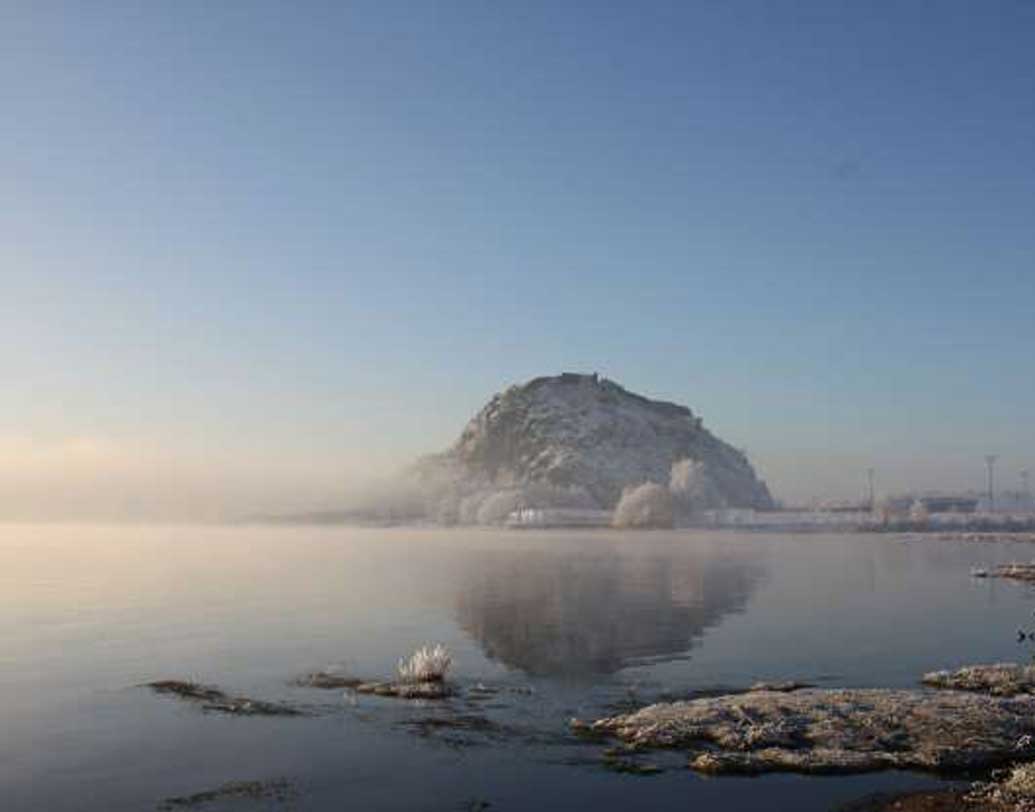 ক্লাইডে নদীর উত্তর দিকে ডাম্বারটন শহরটি অবস্থিত। ক্লাইডের শাখা নদীটি লেভেন। তার উপরেই রয়েছে এই সেতু।