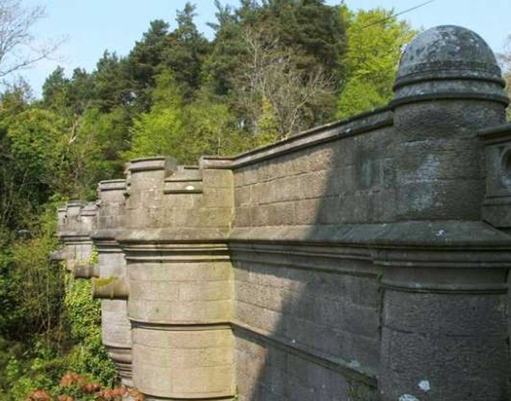 সেতুটি কিন্তু অসাধারণ দেখতে। মারাত্মক মজবুত পাথরকুচি দিয়ে তৈরি প্রাচীন এই সেতু।