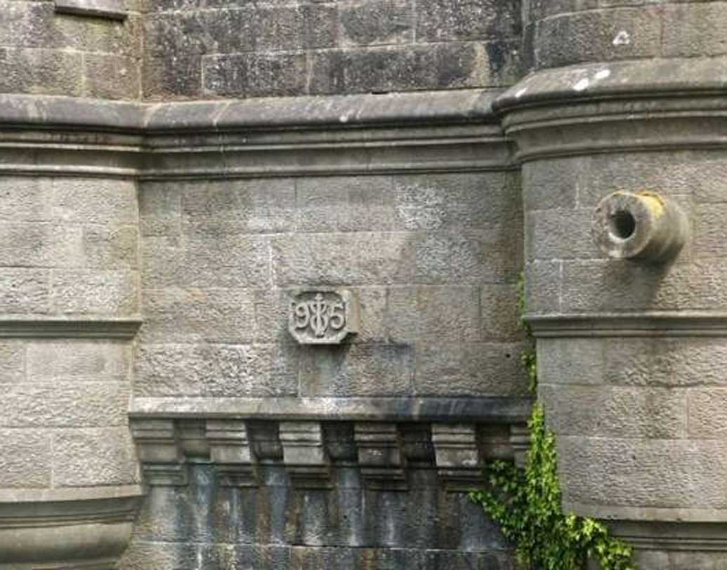 মূলত সেতুটির ডান দিকের একটা অংশ থেকেই নাকি ঝাঁপ দেয় কুকুরগুলি। ২০০৫ সালেও পাঁচটি কুকুরের ঝাঁপ দেওয়ার খবর জানা গিয়েছিল। যা এই সেতুর রহস্য আরও বাড়িয়েছে।