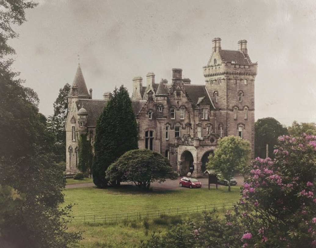 কারও আবার দাবি, কিছুটা দূরেই একটি পারমাণবিক কেন্দ্র রয়েছে। সেখান থেকে নাকি শব্দ আসে, আর তাই নাকি কুকুরগুলি দিশাহারা হয়ে পড়ে।