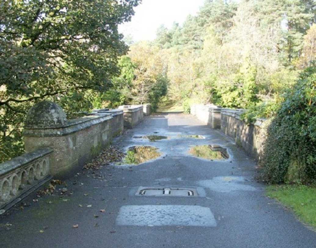 মেরি আর্মোর নামে এক মহিলা তার ল্যাব্রাডরকে নিয়ে এই ওভারটোন হাউসের পাশেই সেতুটির উপর দিয়ে হাঁটাচলা করে জানান, জায়গাটি অত্যন্ত নির্জন, শান্ত। তাই হয়ত নানা রকম কথা শোনা যায়।