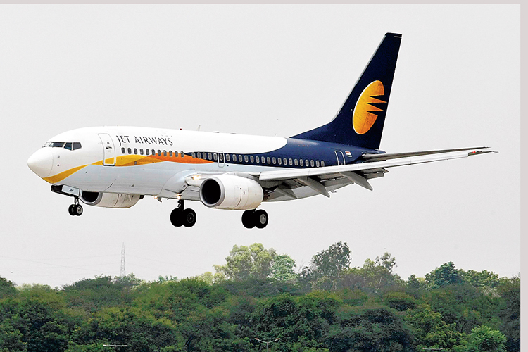 ১৯৯২ সালে পথচলা শুরু করে জেট এয়ারওয়েজ়। ১৯৯৩ সালের ৫ মে শুরু হয় পরিষেবার। একটা সময়ে তাঁর হাতে ছিল ১২৩টি বিমান। কিন্তু ২০০৬-০৭ সালের পর আর লাভের মুখ দেখেনি সংস্থা। কমতে কমতে সেই বিমানের সংখ্যা এসে দাঁড়ায় ৫টিতে। পুঁজির অভাবে সেই পরিষেবাও বন্ধ হয়ে যায় ২০১৯ সালের ১৭ এপ্রিল।