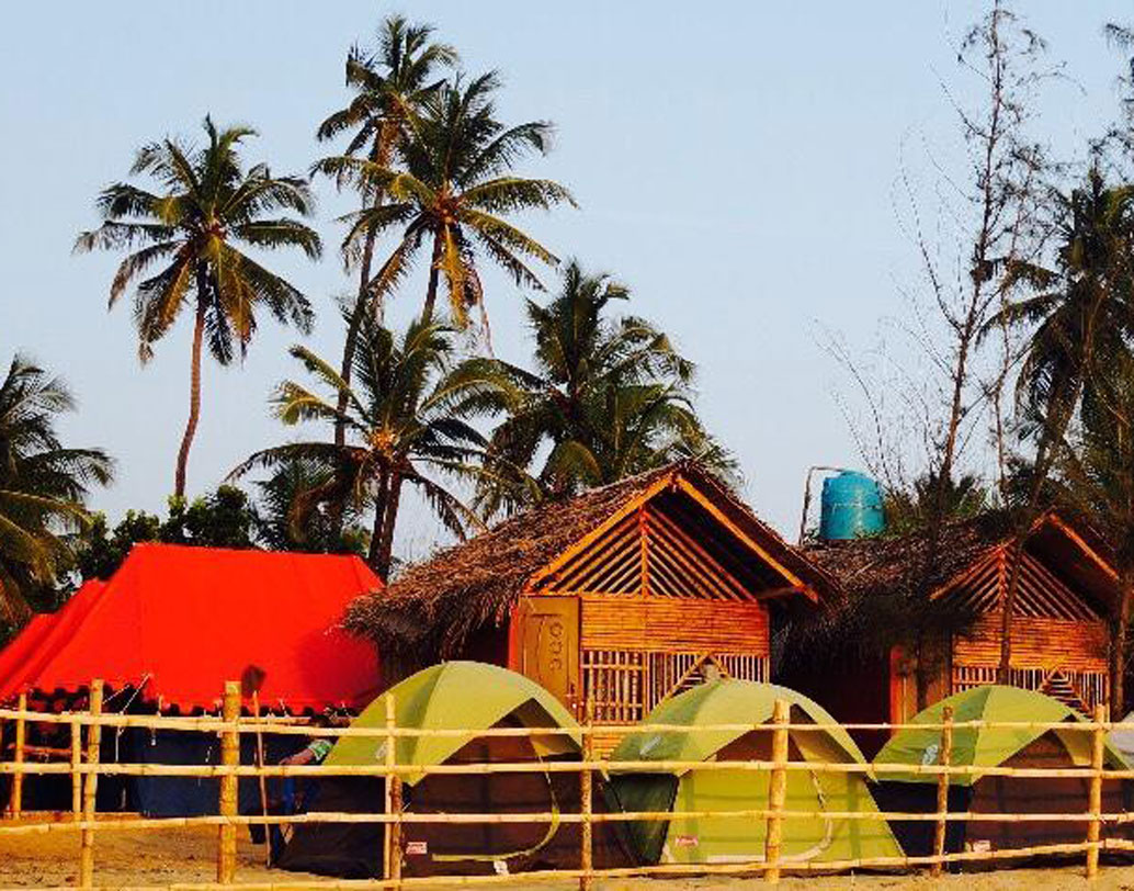 গোকর্ণ, কর্ণাটক: একটু যদি অ্যাডভেঞ্চারাস হন, তা হলে এই হোটেল আপনার মনে দাগ কাটবেই। সমুদ্রের তীরে খোলা আকাশের নীচে তাঁবু খাটিয়ে থাকার ব্যবস্থা রয়েছে এখানে। নানা বিনোদনমূলক পরিষেবা— স্পিডবোট, ক্যানোইং, হাইকিংয়ের সুযোগ পাবেন এখানে। দামও একেবারে পকেটসই। দু’জনের খরচ দিনপ্রতি ১৮০০ টাকা (প্রাতঃরাশ-সহ)।