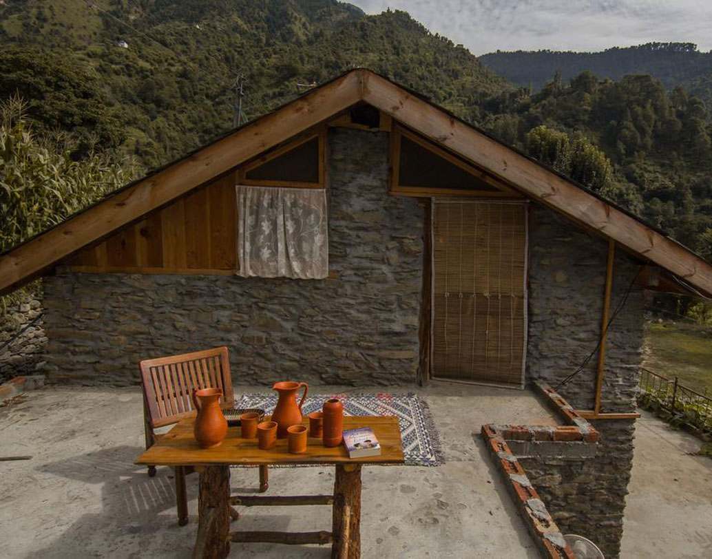 H2O (এইচটুও), চম্বা: প্রকৃতি ভালবাসেন? তা হলে চম্বা আপনার বেড়ানোর জায়গা কেন নয়? হিমাচলের এই গ্রামে গেলে H2O হোক আপনার ঠিকানা। পাহাড়ি গ্রাম, দক্ষ হোটেল কর্মী, অসাধারণ কুক, সঙ্গে ধোপদুরস্ত ঘর আপনাকে আনন্দ দেবে। বারান্দায় বসে মেঘ ছুঁয়ে থাকুন যত খুশি! দু’জনের খরচ দিনপ্রতি ১৮০০ টাকা (প্রাতঃরাশ-সহ)।