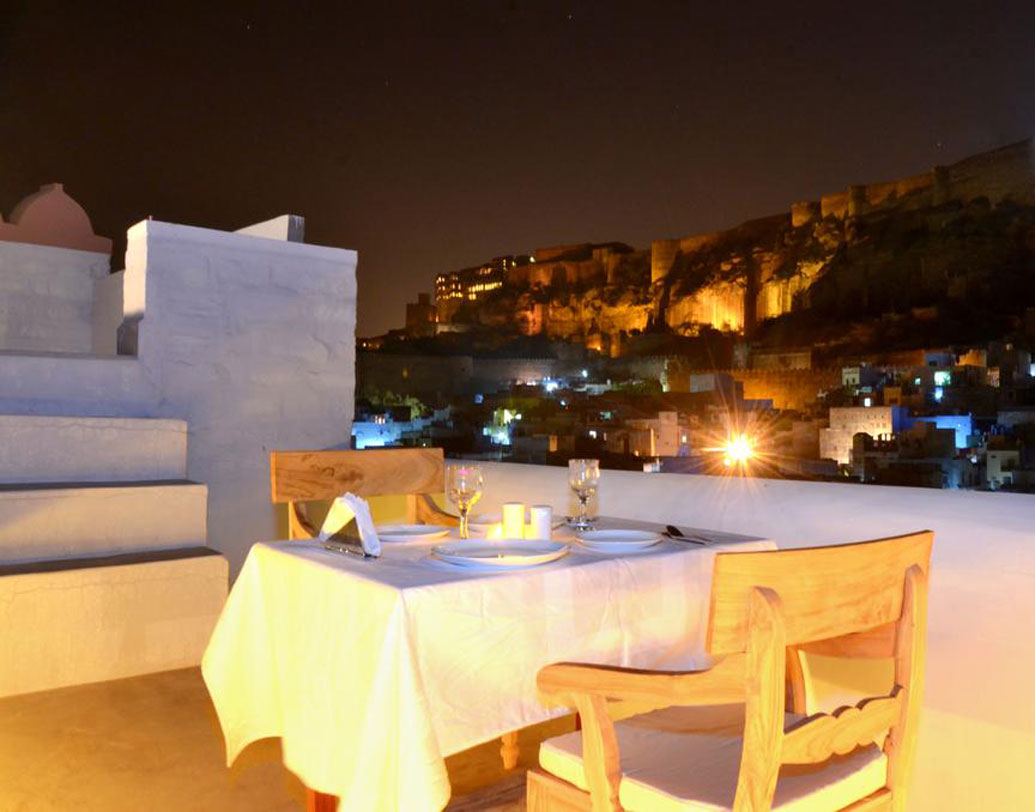 জুয়েল প্যালেস, যোধপুর: ইতিহাস ও স্থাপত্য এখানে হাত ধরাধরি করে আছে। রাজস্থানের রাজকীয় দুর্গের আদলে তৈরি হোটেলের ঘরগুলি। এই হোটেলের সবচেয়ে বড় আকর্ষণ এর ছাদ। ছাদের উপর বসে সপরিবার আহারাদি সারতে পারেন, সঙ্গে পাবেন গোটা শহরের বিস্তৃত ছবি। এত বিলাসিতার দামও পকেটসই। দু’জনের খরচ দিনপ্রতি ১৮০০ টাকা (প্রাতঃরাশ-সহ)।