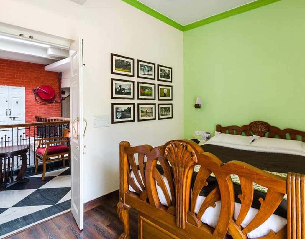 দ্য কর্নার কোর্টইয়ার্ড, বালিগঞ্জ: কলকাতার বুকেই এমন অদ্ভুত সুন্দর হোটেল আছে তা কে জানত! শরৎ বসু রোডে শতাধিক বছরের পুরনো একটি বাড়ির ভিতরের ভোল বদলে তাকে দেওয়া হয়েছে নতুন রূপ।  পুরনো ও হাল ফ্যাশনের নানা নকশার মেলবন্ধন, সঙ্গে বড় বড় মূর্তি একে দিয়েছে অনন্য রূপ। দু’জনের খরচ দিনপ্রতি ৪২০০ টাকা (প্রাতঃরাশ-সহ)।