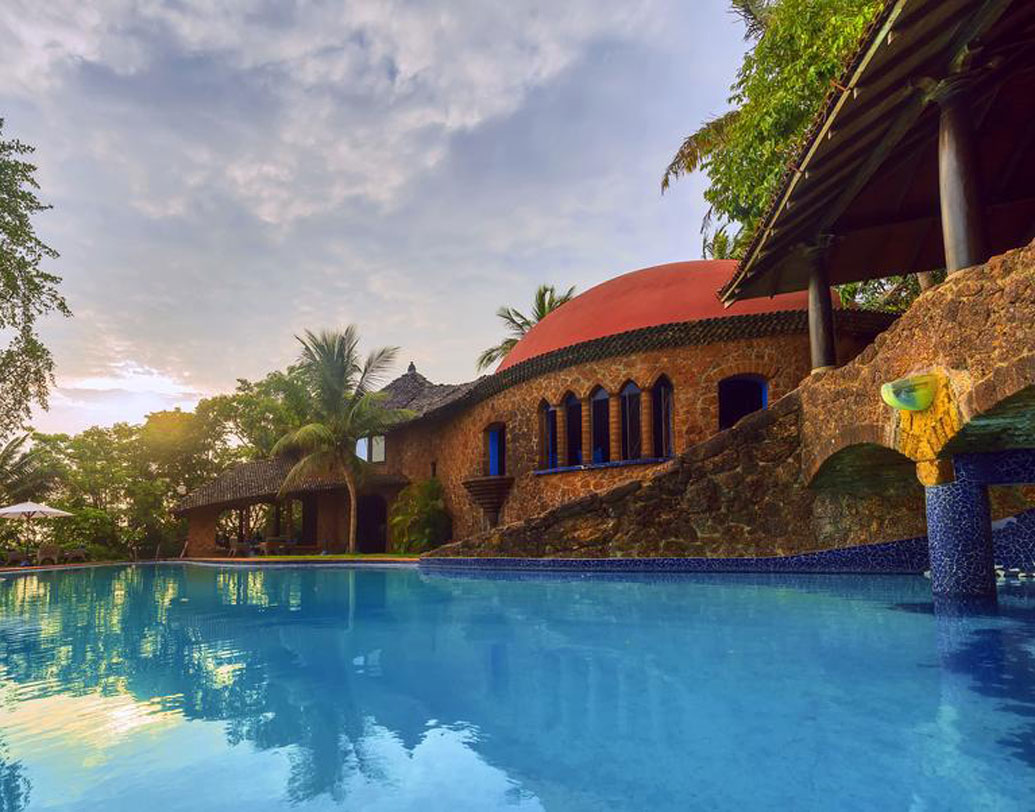 নীলয়া হার্মিটেজ, গোয়া: গোয়ার বিলাসিতা, আরাম ও নান্দনিক সৌন্দর্যের মিলমিশ পাবেন এই হোটেলে। এর অন্যতম আকর্ষণ এর সুইমিং পুল। হোটেলের প্রতিটি ঘর, বারান্দা ও খোলা জায়গাতেও পাবেন গথিক রুচির পরিচয়। গোয়ায় ছুটি কাটানোর মজা দ্বিগুণ হয়ে যেতে পারে এই হোটেলে থাকলে।  দু’জনের খরচ দিনপ্রতি ১৫,৫০০ টাকা (প্রাতঃরাশ-সহ)।