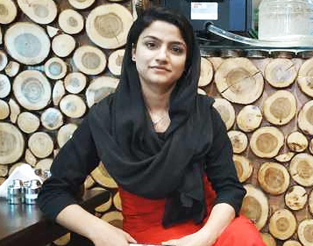 মেহবিশের বাড়ি শ্রীনগরের লালবাজার এলাকায়। আর বেমিনা এলাকায় সরকারি কলেজের উল্টো দিকে তাঁর ক্যাফে ‘মিএনইউ’। আইনের ছাত্রী মেহবিশের ক্যাফেই এখন উপত্যকার জেন ওয়াইদের আড্ডা দেওয়ার একমাত্র জায়গা হয়ে উঠেছে।