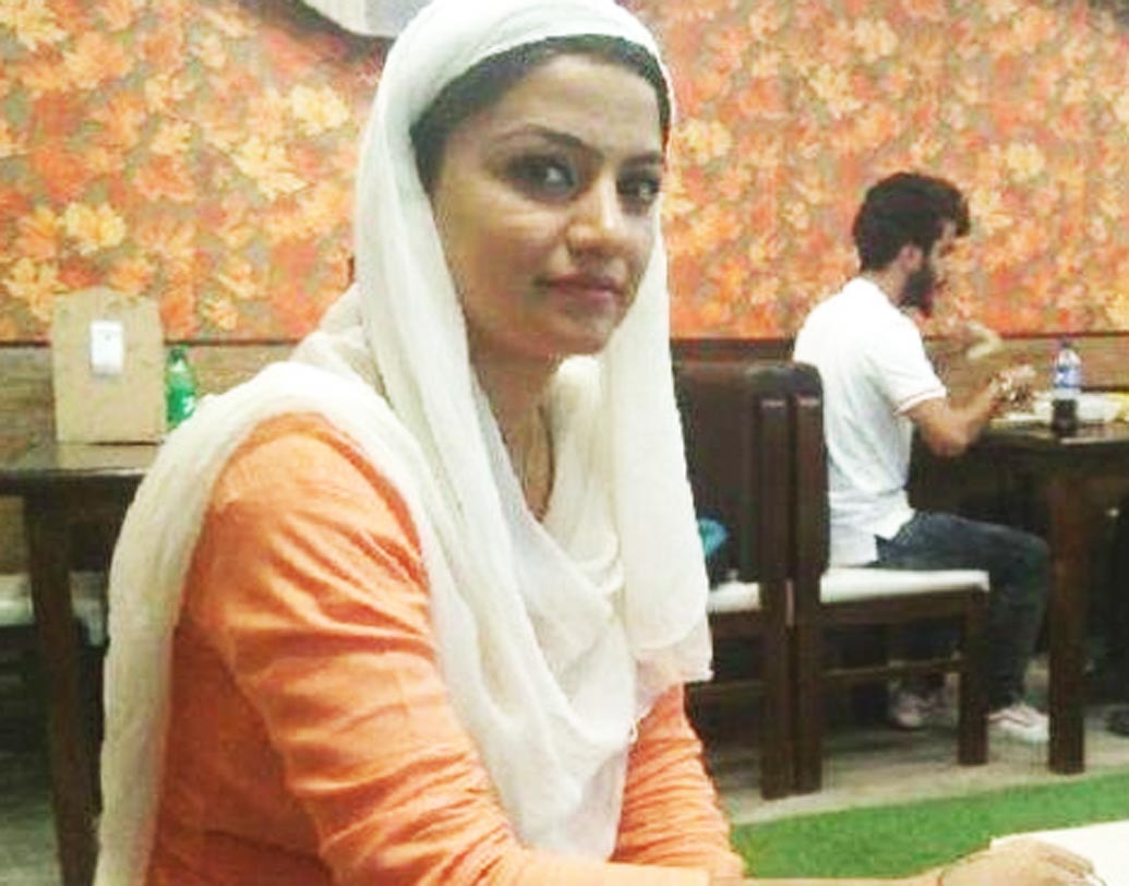 ক্যানসারের মতো দূরারোগ্য ব্যাধির আক্রমণে মেহবিশের বাবার মৃত্যু হয়। মেয়ের তখন সাত বছর বয়স। আর তারপরই কাঁধে এসে পড়ে দুই ভাই আর মায়ের দেখভাল করার দায়িত্ব। মেহবিশ বলেন,  “মা অনেক কষ্ট করেছেন। কিন্তু এক দিনের জন্যও আমাদের পড়াশোনা বন্ধ হতে দেননি।”