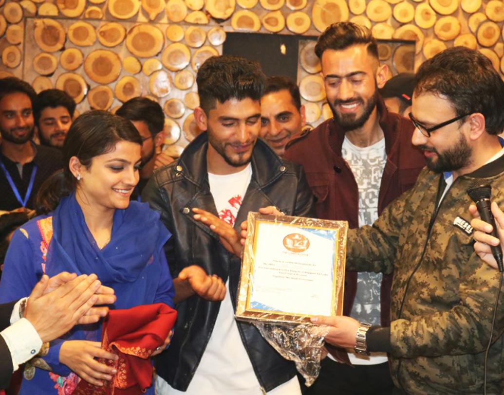 এই মুহূর্তে কাশ্মীরের বহু তরুণ-তরুণীরই অনুপ্রেরণা মেহবিশ। মেহবিশের বক্তব্য, “অনেকে অনেক কথাই বলেছে। কিন্তু যে অসময়ে আমার পাশে দাঁড়িয়েছে, আমি তাঁর কথাই মন দিয়ে শুনেছি। অর্থনৈতিক দিক থেকে স্বাধীন হতে চেয়েছিলাম। চেয়েছিলাম নিজের ব্যবসা করতে।”