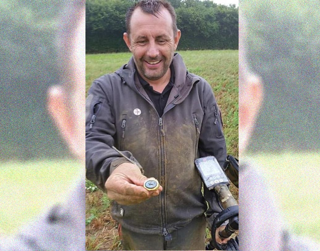 মাসে এক জন প্রাক্তন সেনাকর্মী। ‘ডিটেক্টিং ফর ভেটেরানস’ বলে একটি গ্রুপের হয়ে শখের প্রত্নতত্ত্বিক অনুসন্ধান চালান তিনি। ১৯৮৯ থেকে ১৯৯২ সাল পর্যন্ত ব্রিটিশ সেনাবাহিনীর সঙ্গে যুক্ত ছিলেন জেসন।