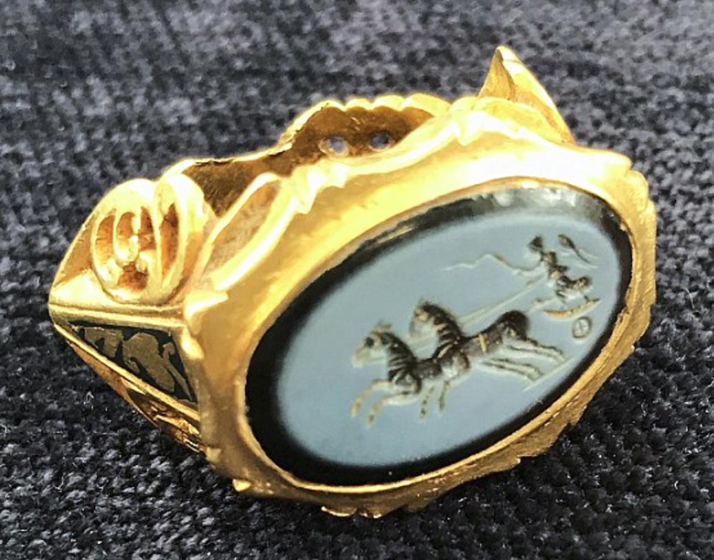 ২৪ ক্যারেটের এই সোনার আংটিটির ঠিক উপরেই রোমান দেবী ভিক্টোরিয়ার একটি ছবি খোদাই করা ছিল। বিশেষজ্ঞদের মতে, আনুমানিক ২০০-৩০০ খ্রিস্টাব্দের কাছাকাছি সময়ে তৈরি হয়েছিল এই আংটি।