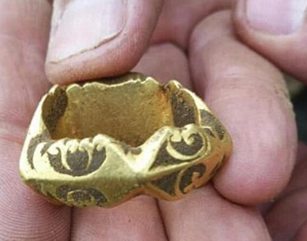 সাউথ ওয়েস্ট হেরিটেজ ট্রাস্টের এক কর্মকর্তা সিওরস্টাইড হেওয়ার্ড ট্রেভারদেন বলেন, “সমারসেটে আগেও নানান ধরনের প্রাচীন আংটি পাওয়া গিয়েছে। কিন্তু সেগুলির সঙ্গে এই আংটির বিস্তর ফারাক।”