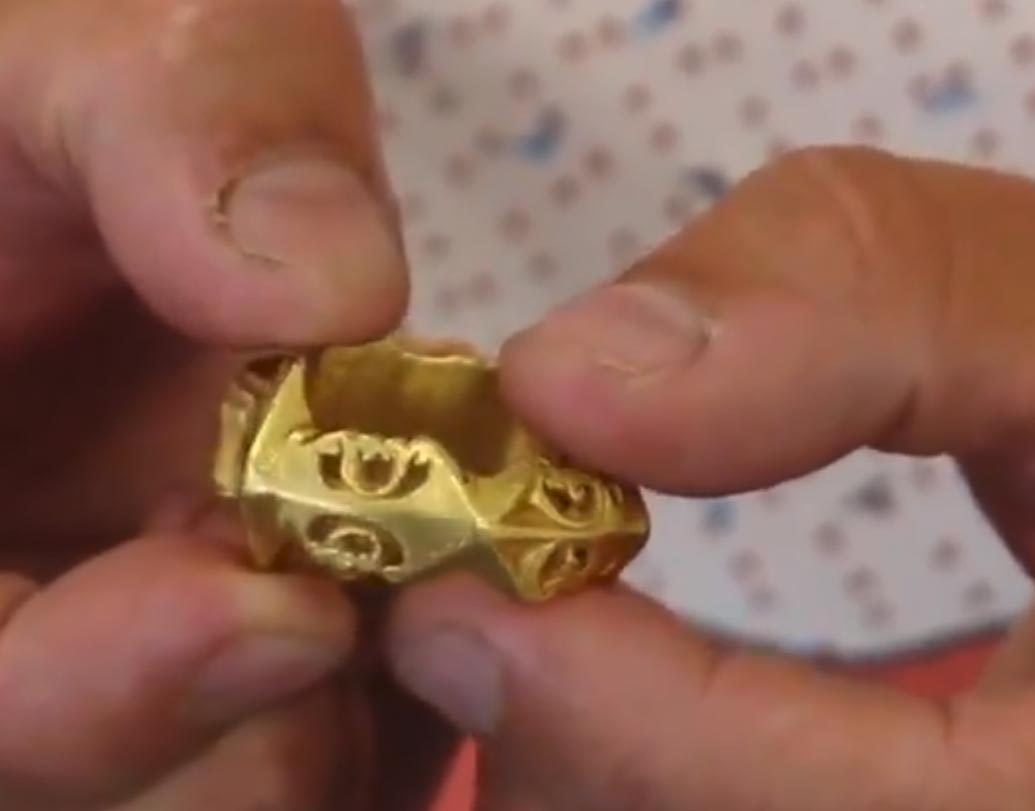 ইতিমধ্যেই আংটিটি চলে গিয়েছে ব্রিটিশ মিউজিয়াম কর্তৃপক্ষের কাছে। বর্তমানে এই সোনার আংটির মূল্য কত হতে পারে, তা খতিয়ে দেখছেন মিউজিয়াম কর্তৃপক্ষ। তবে যে মূল্যই দাঁড়াক, জেসন এবং সমারসেটের সেই জমির মালিক দু’জনেই তা সমান ভাবে ভাগ করে নেবেন।