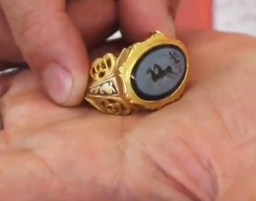 শুধু এই আংটিই নয়। ক্রিউক্রেনের কাছে ওই মাঠে খননকার্যের ফলে ৬০টি রোমান মুদ্রাও পাওয়া গিয়েছে। যদিও স্বর্ণমুদ্রার চেয়ে রুপো এবং ব্রোঞ্জ মুদ্রার ব্যবহার রোমানদের মধ্যে অনেক বেশি হওয়ায় খোঁজ পাওয়া মুদ্রার বেশির ভাগই রুপো ও ব্রোঞ্জের।