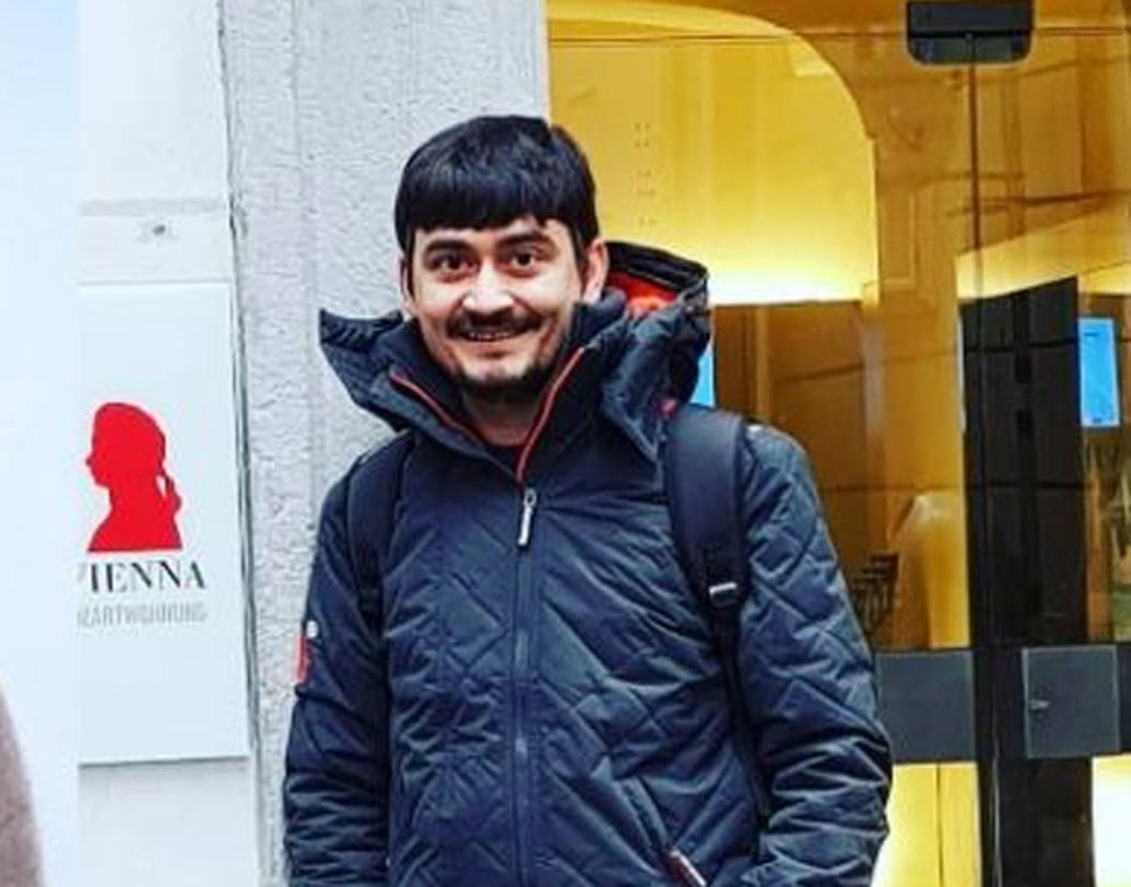 সাশা ছেত্রী (এয়ারটেল গার্ল)কে নিয়ে যেমন মাতামাতি হয়েছিল, তেমনটাই হয়েছে অভিনবের ক্ষেত্রে। এক্কেবারে সাদামাটা চেহারার এই ভদ্রলোক ট্রিভাগোর বিজ্ঞাপনের মডেল।