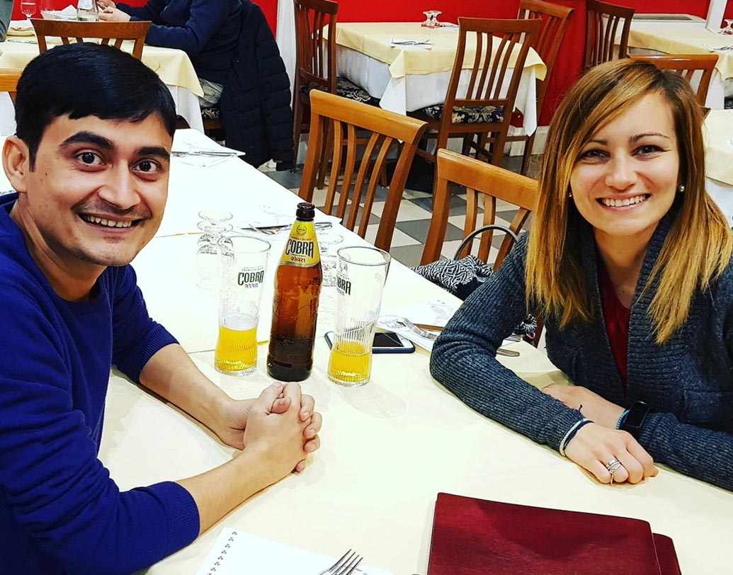 বেড়ে উঠেছেন ঝাড়খণ্ডের নিম্ন মধ্যবিত্ত পরিবারে। কর্মসূত্রে থাকেন জার্মানির ডাসেলডার্ফে।