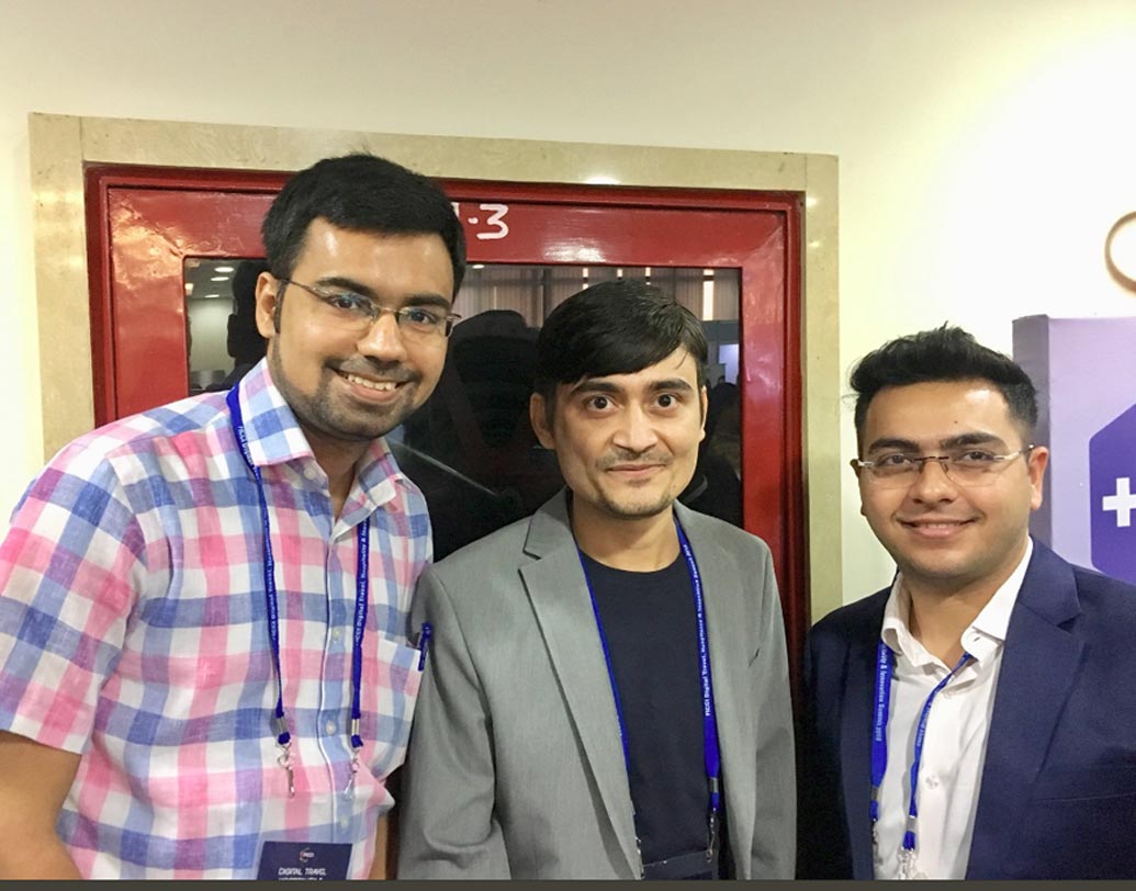 অভিনব বলেন, গুরুগ্রামের শপিং মলে একটা ছোট্ট বাচ্চা তাঁকে দাড়িগোঁফ ছাড়াই চিনতে পেরেছিল। চিনতে পেরেছিলেন দিল্লির এক ট্যাক্সিচালক। সেটাই বা কম কী।