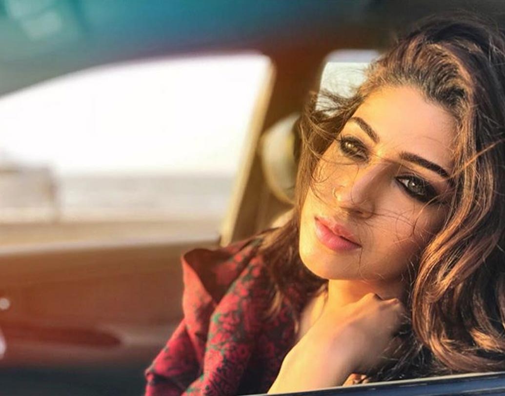 মুম্বইয়ে বেড়ে উঠেছেন সোনারিকা। প্রথমে যশোধাম হাই স্কুল আর তারপর রূপারেল কলেজে তাঁর পড়াশোনা।