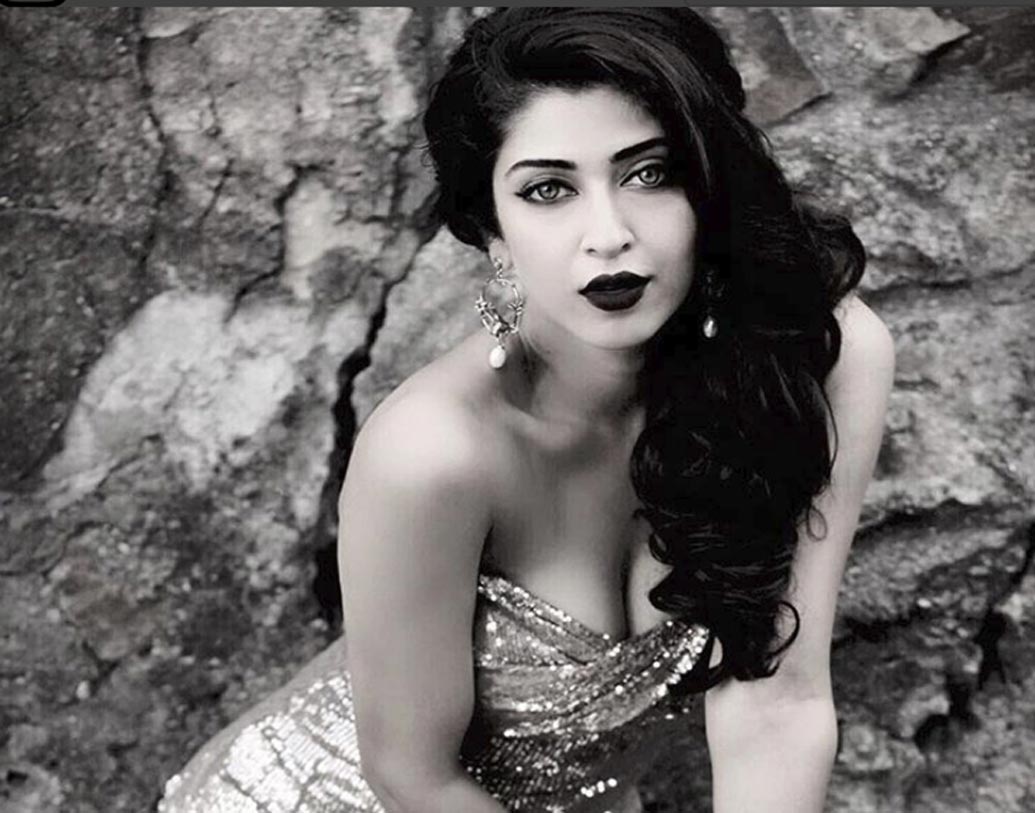 হতে চেয়েছিলেন আইএএস অফিসার। মা-ঠাকুমার উৎসাহে ‘দেবো কা..’তে পার্বতীর ভূমিকায় অভিনয়ের পর অভিনয়কেই কেরিয়ার হিসাবে বেছে নেন। এই সিরিয়ালে সোনারিকার অভিনয়ের অন্যতম কারণ, তাঁর বাড়ি শিবভক্ত।