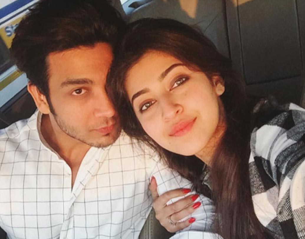 বয়ফ্রেন্ড বিকাশ পরাশরের সঙ্গে সোশ্যাল মিডিয়ায় প্রচুর ছবি পোস্ট করেন সোনারিকা।