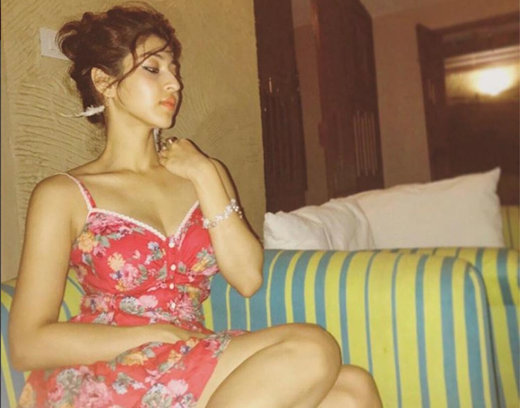 যোগাভ্যাসও করেন নিয়মিত। নয় বছর বয়স থেকে মেডিটেশন ও যোগব্যায়াম দিয়েই দিন শুরু করেন বলে জানিয়েছে সোনারিকা।