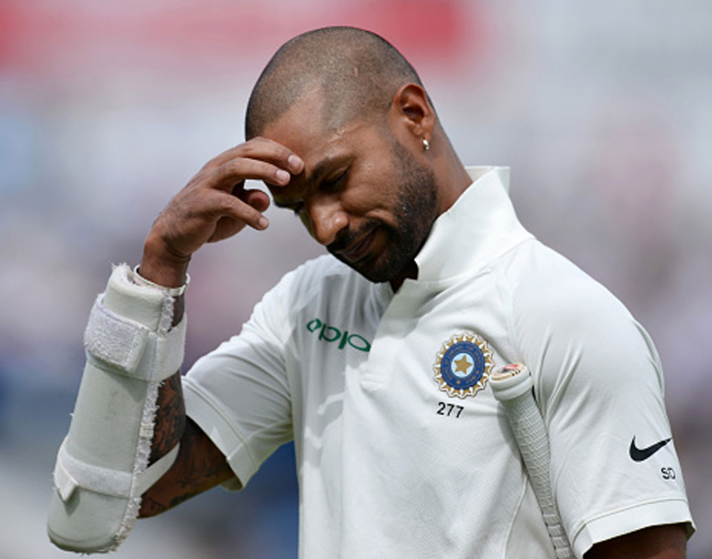 শিখর ধওয়ন: তাঁকে খেলানো নিয়ে প্রথম থেকেই সরব ছিলেন এক পক্ষ। কিন্তু, বিরাটের পছন্দের ‘গব্বর’ দলে থেকে গিয়েছিলেন। প্রথম টেস্টে তিনি চূড়ান্ত ব্যর্থ। তিন নম্বরে নেমে খেই হারিয়েছে রাহুলের ব্যাটও। মনে করা হচ্ছে, দ্বিতীয় টেস্টে শিখরের বদলে বিজয়ের সঙ্গে ওপেন করতে দেখা যাবে রাহুলকে।