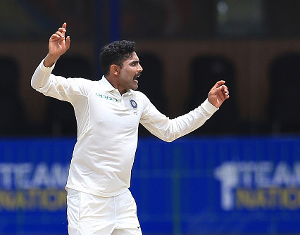 রবীন্দ্র জাদেজা: প্রথম টেস্টে এক জন স্পিনার খেলিয়েছিলেন কোহালি। অনেকের মতে আরও এক জন স্পিনার থাকলে ভাল হত। সে ক্ষেত্রে পরবর্তী ম্যাচে সুযোগ দেওয়া হতে পারে জাদেজাকে। রবীন্দ্র দলে থাকলে শুধু বোলিং নয়, ব্যাটিং-ফিল্ডিংয়ের দিক থেকেও মজবুত হবে দল।