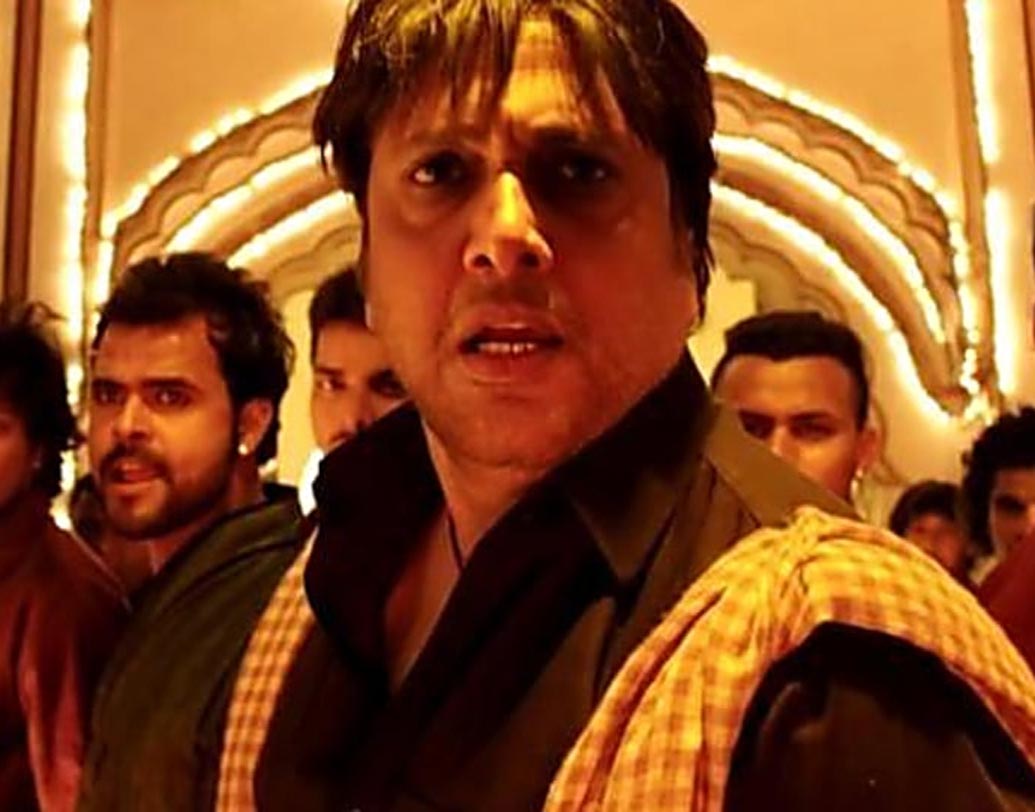 গোবিন্দা: একটি নিঃঝুম পাহাড়ি এলাকায় শুটিংয়ে গিয়েছিলেন। সেখানে নাকি রাত্রিবেলা দেখেছিলেন, শাড়ি পরা এক মহিলা বুকের উপর চেপে বসতে চাইছে! ঘুম ভেঙেও নাকি দেখেন ঘর অগোছালো!