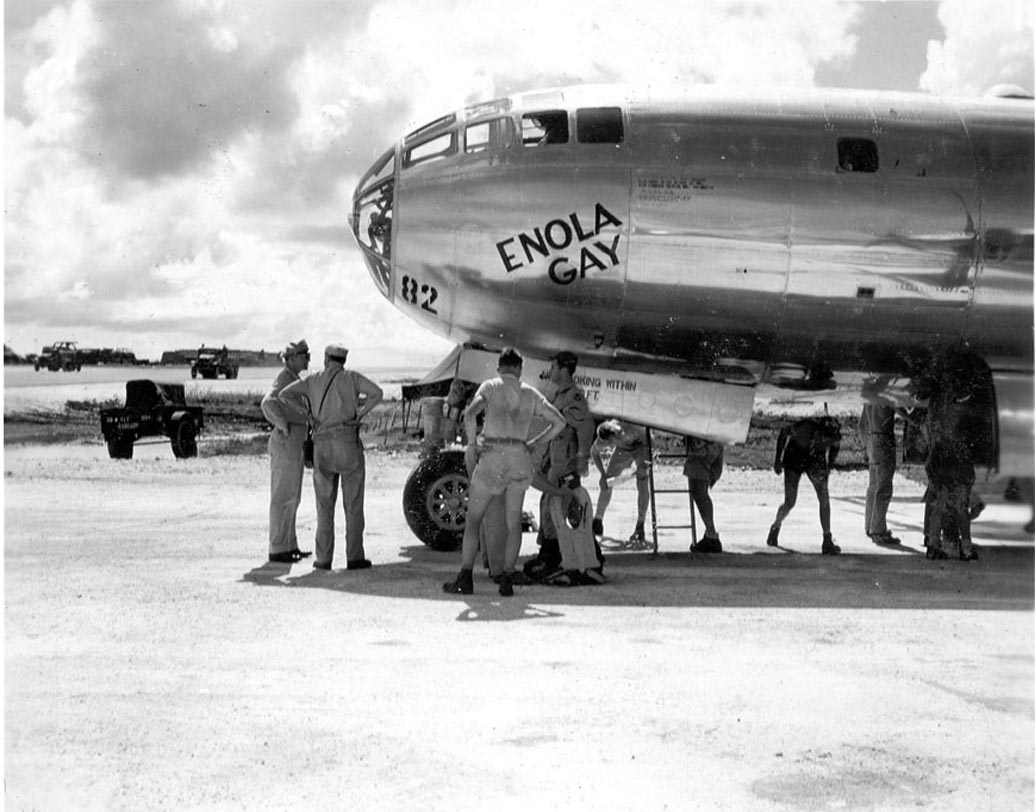 বিস্ফোরণের আগে লিফলেট ফেলে সতর্ক করা হয়েছিল হিরোশিমাবাসীকে। যাতে তাঁরা নিরাপদ এলাকায় চলে যেতে পারেন। ১৫ মিনিট অন্তর রেডিয়োতে সতর্ক করা হয়েছিল।