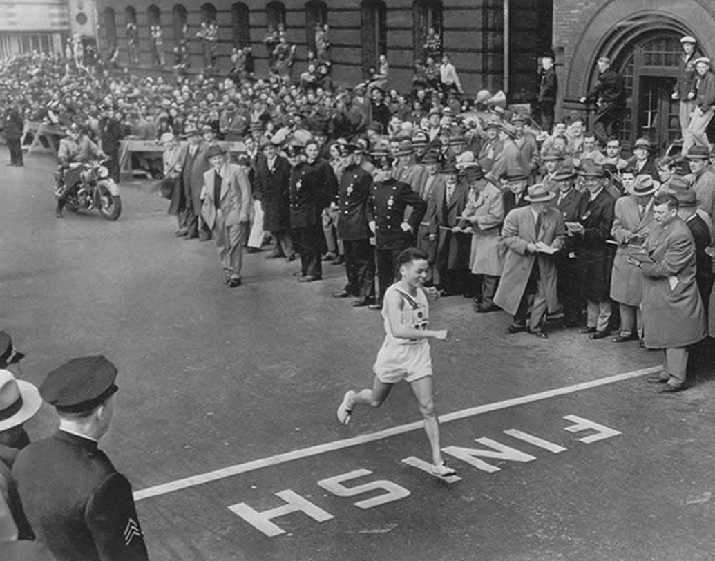 হিরোশিমা থেকে ৩২ কিলোমিটার দূরে ছিলেন শিগেকি তানাকা। বয়স ১৩। বোমা ফেলা দেখেছিলেন, বোমার শব্দও পেয়েছিলেন। ছয় বছর পর বস্টন ম্যারাথন জয় করেন তিনি।