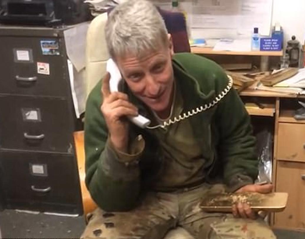 পুলিশে খবর দেন তাঁরা। পুলিশ এসে সোনার বারগুলিকে লন্ডনের একটি সেফটি বক্সে রেখে দেয়। খবর যায় কুয়েতে। শুরু হয় তদন্ত।