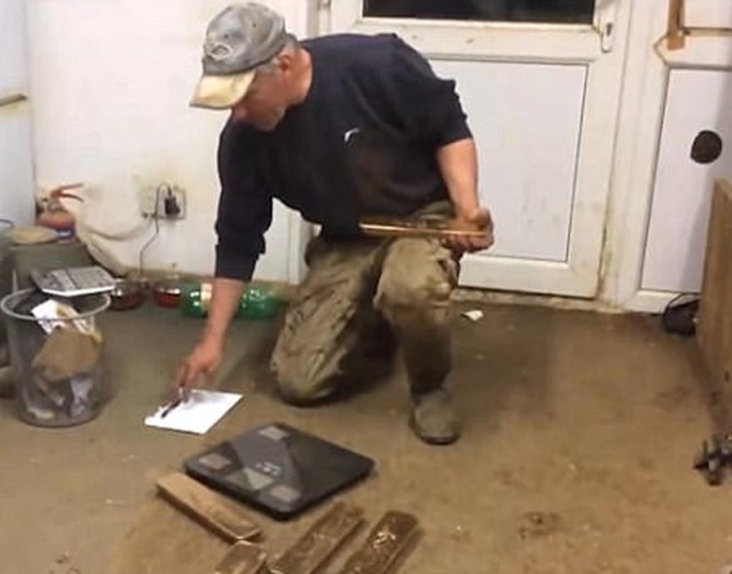 যাঁর থেকে ট্যাঙ্ক কেনা হয়েছিল, তিনি বলেন, সামান্য ভাগ পেলেই খুশি। তবে মিডদের কাছেও এই সোনার বারগুলি থাকার সম্ভাবনা কম।