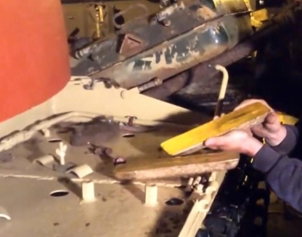 সোনার বারগুলির মালিকানা দাবি করে, এক ব্রিটিশ সেনা অফিসার নাকি ফোন করে হুমকিও দিয়েছেন মিডকে।