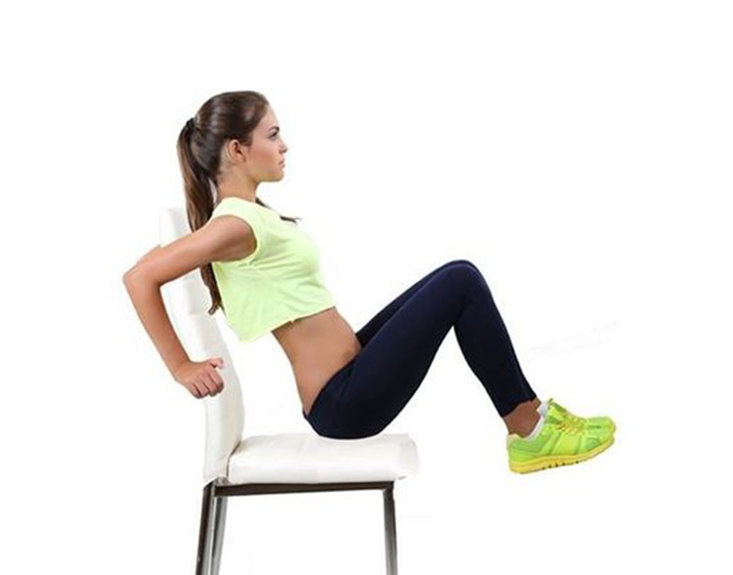 একটি শক্ত কাঠের চেয়ারে বসে চেয়ারের হেলান দেওয়ার জায়গাটি দু’হাতে ভর দিন। এর পর চেয়ারে বসেই দুই পা হাঁটু পর্যন্ত ভাঁজ করে যতটা পারেন বুকের কাছে আনুন আর সামনের দিকে শূন্যে ভাসিয়ে দিন। এমন করে বার পাঁচেক করুন। ধীরে ধীরে বার ও সময় বাড়ান। এতে পেট ও কোমরের পেশী টান পড়ে ও মেদ ঝরে সহজে।