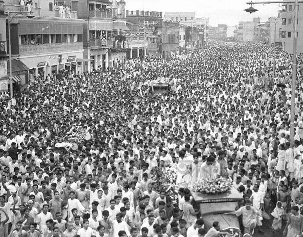 মহানগরের রাজপথে বিশ্বকবির অন্তিমযাত্রায় সামিল অগণিত মানুষজন।