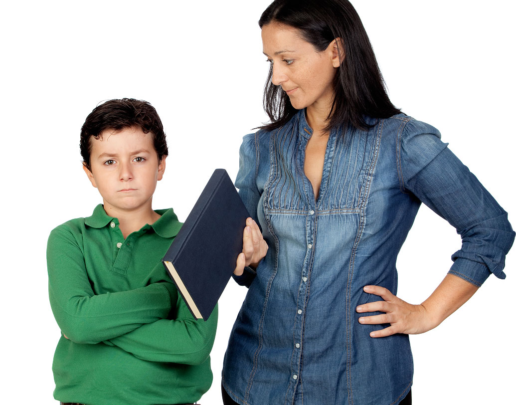 কেবল নির্দেশের ভঙ্গিতে কথা বললে তা শিশুর পক্ষে বোঝা কঠিন হয়ে দাঁড়ায়। বরং তাকে খেলার ছলে নির্দেশ দিন। সংক্ষেপে বলুন আর শিশুর বয়স অনুপাতে শব্দ প্রয়োগ করুন। মনোবিদদের মতে, বেশির ভাগ শিশুই বুঝতে পারে না ঠিক কী করলে সে বকুনি খাবে না, এই টেনশন থেকেই সে কথা শোনার প্রবৃত্তি হারায়। ছবি: শাটারস্টক।