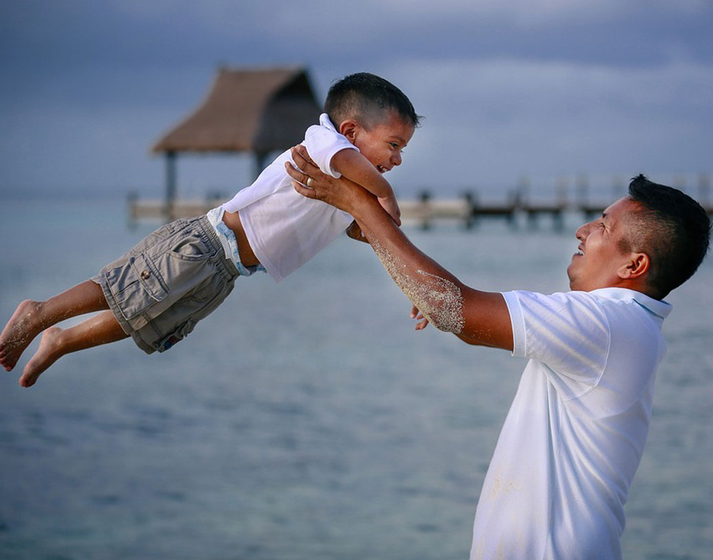 সন্তান যখন তার বন্ধু বা স্কুলের গল্প বলে, বা আপনার সঙ্গে খেলতে চায় তখন তা আমল দেন? অনেক সময়ই দেখা যায়, সন্তান কথা বললে যে সব অভিভাবক পাত্তা দেন না, তাদের সন্তানদের মধ্যে এ নিয়ে চাপা অসন্তোষ তৈরি হয়। অবচেতনে সেই ক্ষোভ বুঝতে পারে না সন্তানও। কিন্তু তার প্রভাব তৈরি হয় আচরণে। অবাধ্য হতে শুরু করে।ছবি:পিক্সঅ্যাবে।